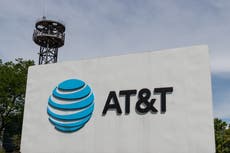Hombre de 90 años gasta $10.000 en anuncios para el CEO de AT&T para quejarse de las velocidades de Internet