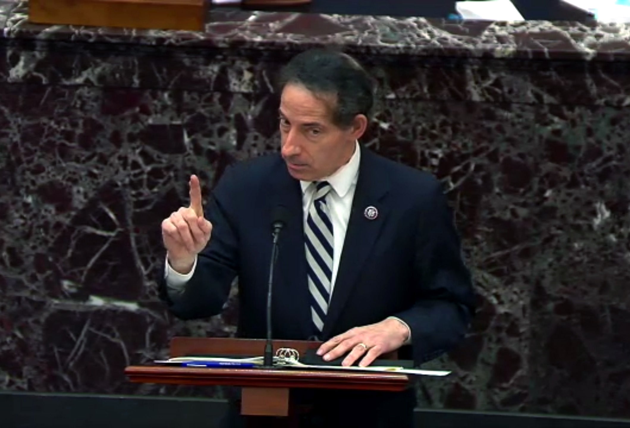 “Haz que testifique”: los demócratas desafían a los abogados del juicio político de Trump a proporcionar pruebas exculpatorias