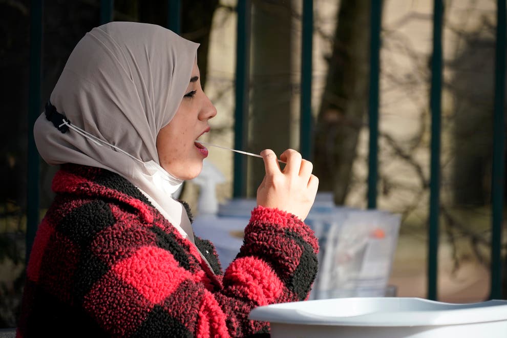 Aumenta demanda de pruebas para detectar COVID-19 mientras se propaga la variante de Sudáfrica