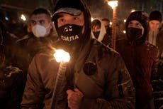 Nacionalistas de extrema derecha honran con flores a general pro nazi