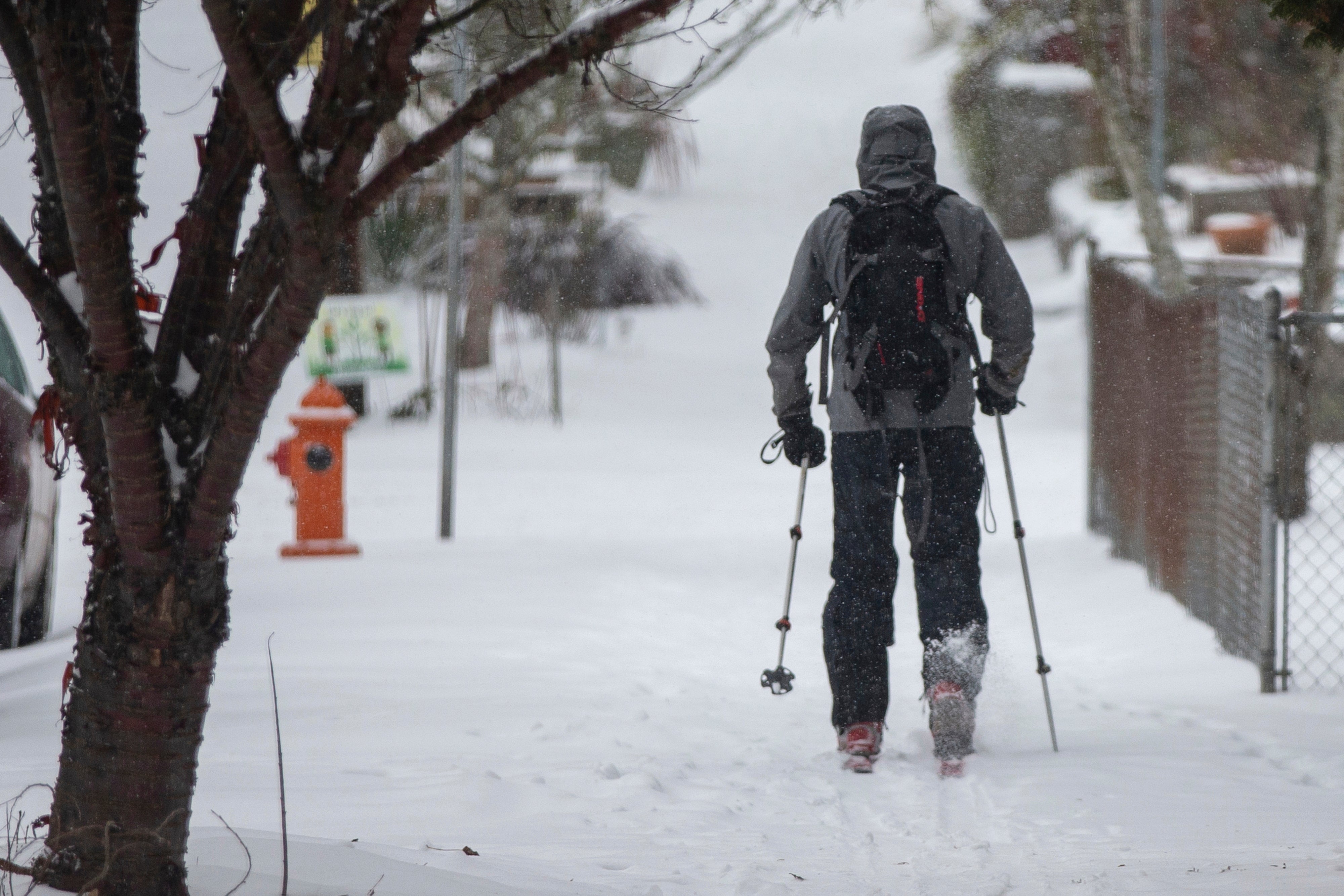 Tormenta invernal deja sin energía eléctrica a miles de personas en la costa oeste de Estados Unidos