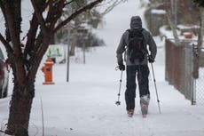 Tormenta invernal deja sin energía eléctrica a miles de personas en la costa oeste de Estados Unidos