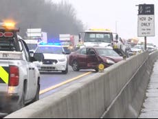 Accidente masivo en carretera helada que involucra a 20 vehículos deja varios heridos