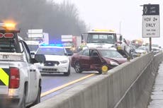Accidente masivo en carretera helada que involucra a 20 vehículos deja varios heridos
