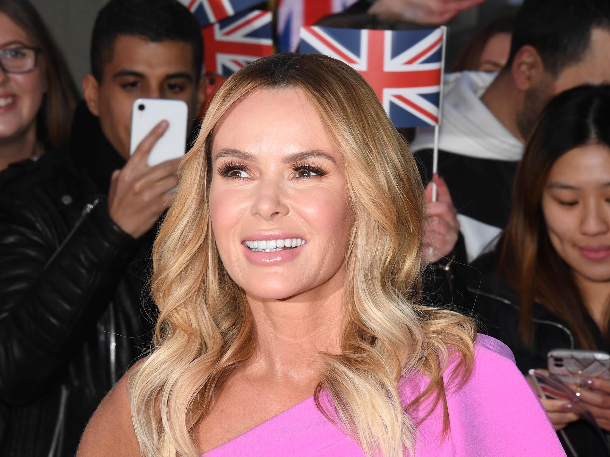 Amanda Holden “devastada” tras ser “denunciada a la policía” por violación a las reglas COVID-19