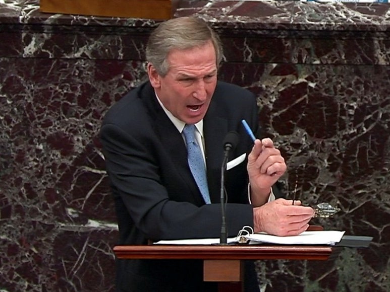 Abogado de Donald Trump se burla de una reportera y abandona la entrevista