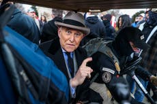 Seis miembros de Oath Keepers que cuidaron a Roger Stone, aliado de Trump, atacaron el Capitolio