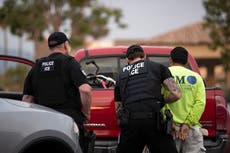 Juez designado por Trump anula la prohibición de deportaciones de Biden