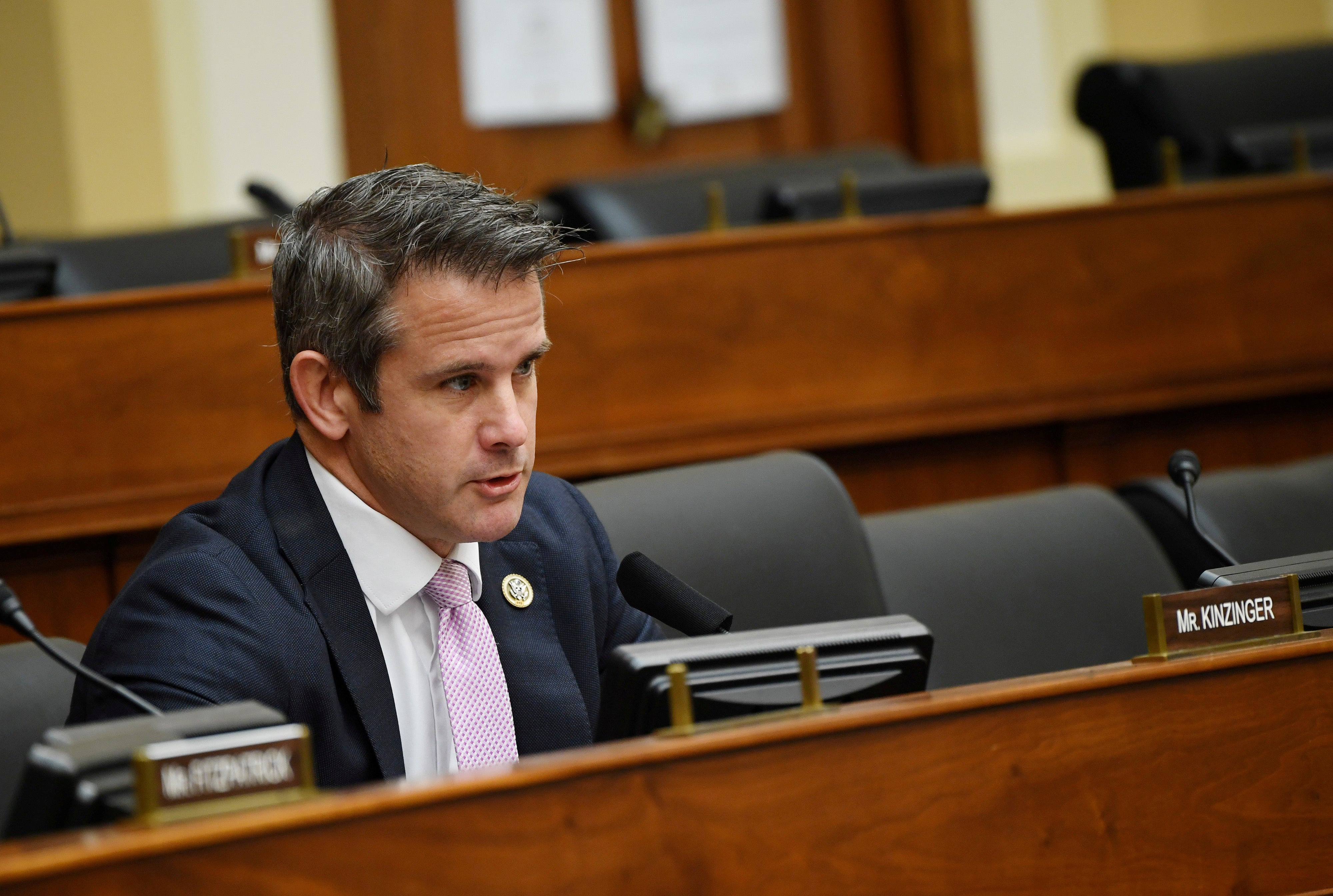 “Te uniste al Ejército del Diablo”: Adam Kinzinger revela carta que le enviaron sus familiares pro-Trump