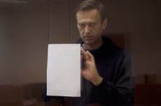 Navalny, exasperado en la corte por cargos de difamación mientras pide receta de pepino