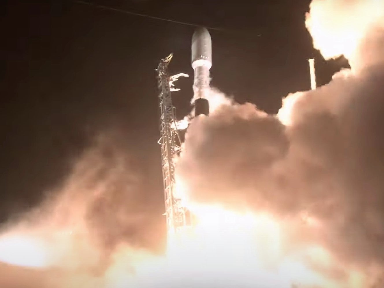 SpaceX lanza nuevos satélites Starlink, pero no logra aterrizar el refuerzo