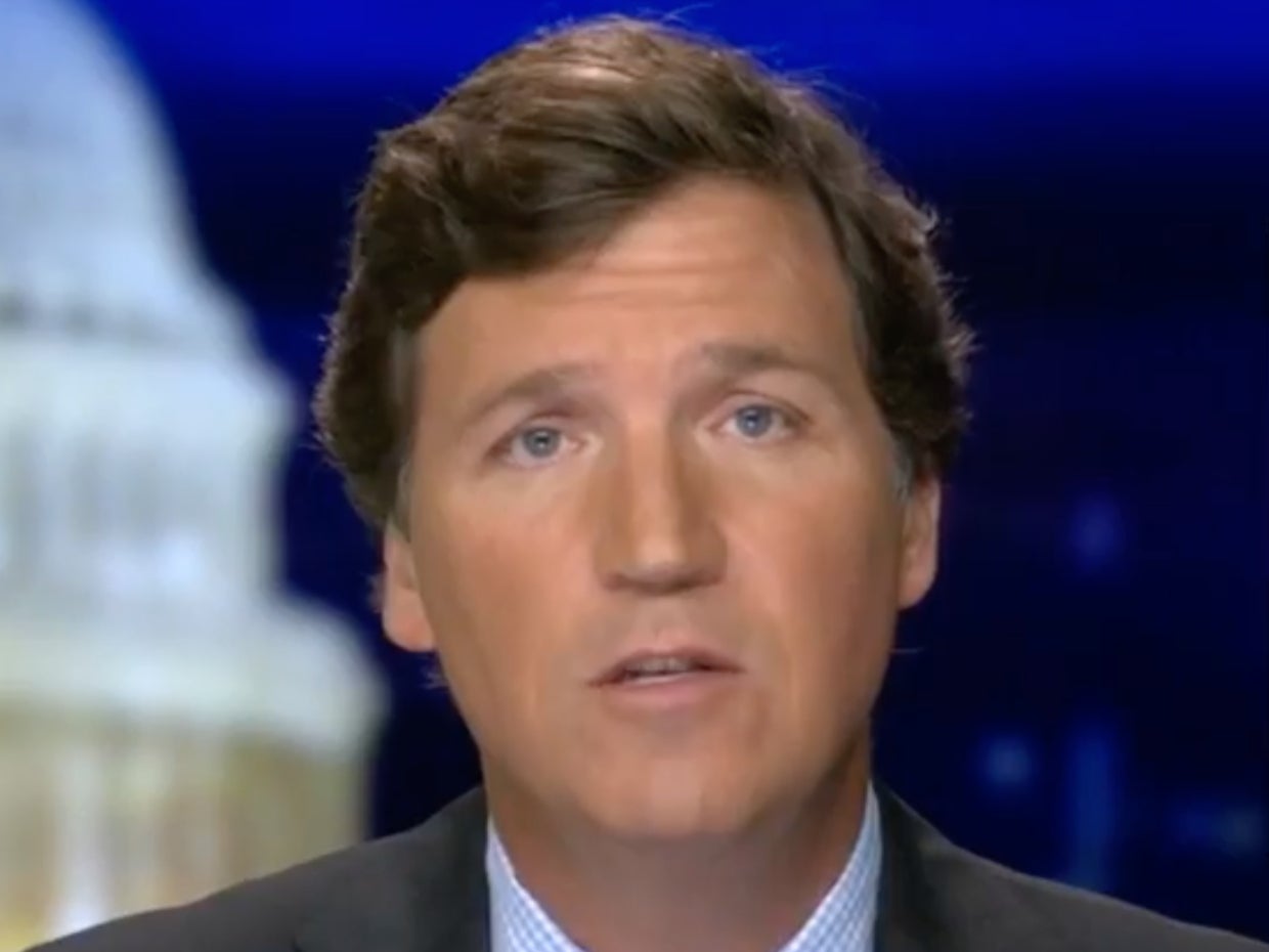 Tucker Carlson llama “personas amables” a los simpatizantes de la teoría de conspiración de QAnon