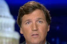 Tucker Carlson llama “personas amables” a los simpatizantes de la teoría de conspiración de QAnon