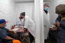 Los latinos enfrentan barreras como el miedo y el lenguaje para vacunarse contra COVID-19
