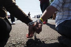Piden al gobernador de California vacunar contra el COVID-19 a los migrantes detenidos