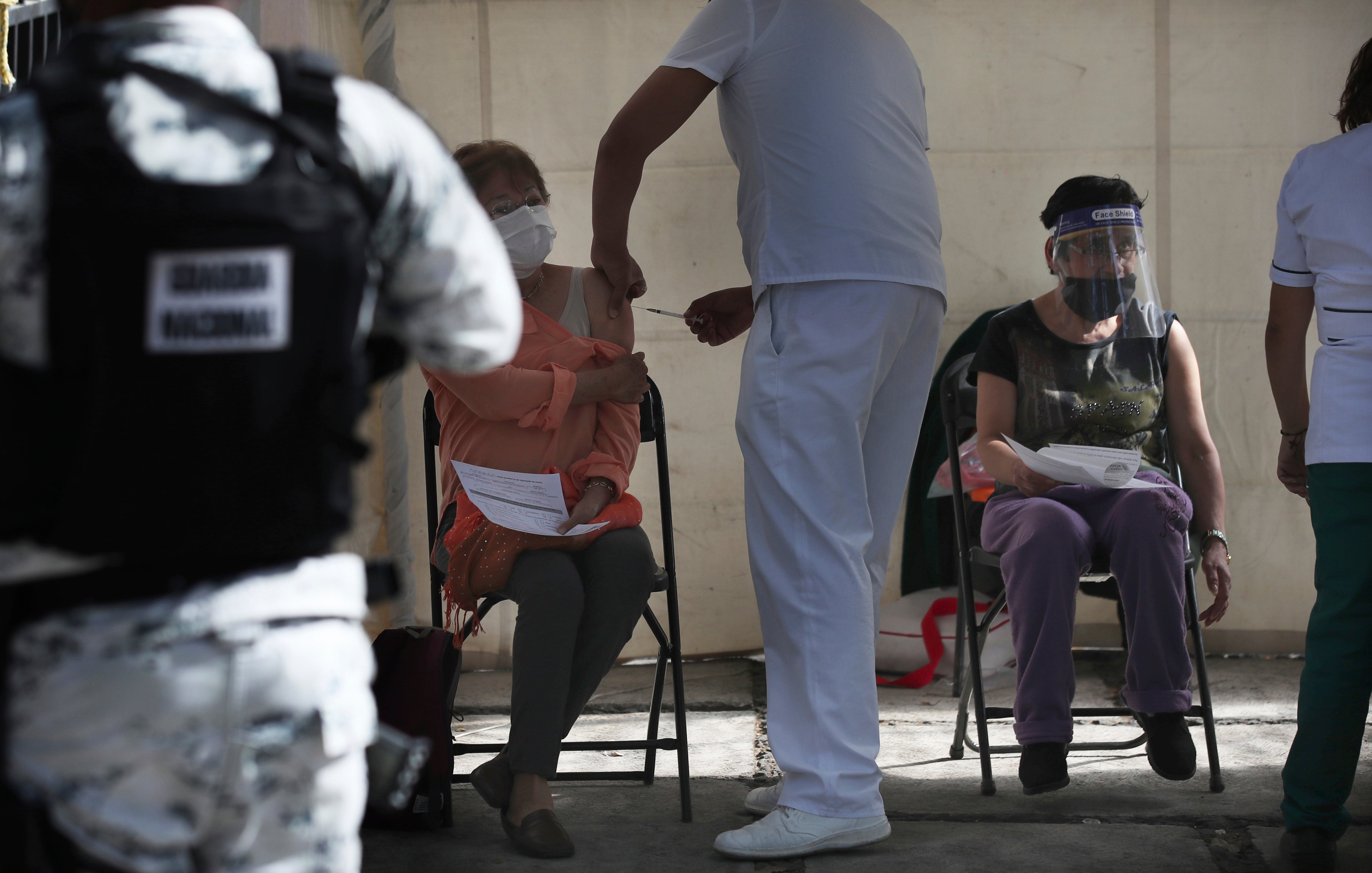 COVID: México se prepara para recibir las vacunas Coronavac y Sputnik V