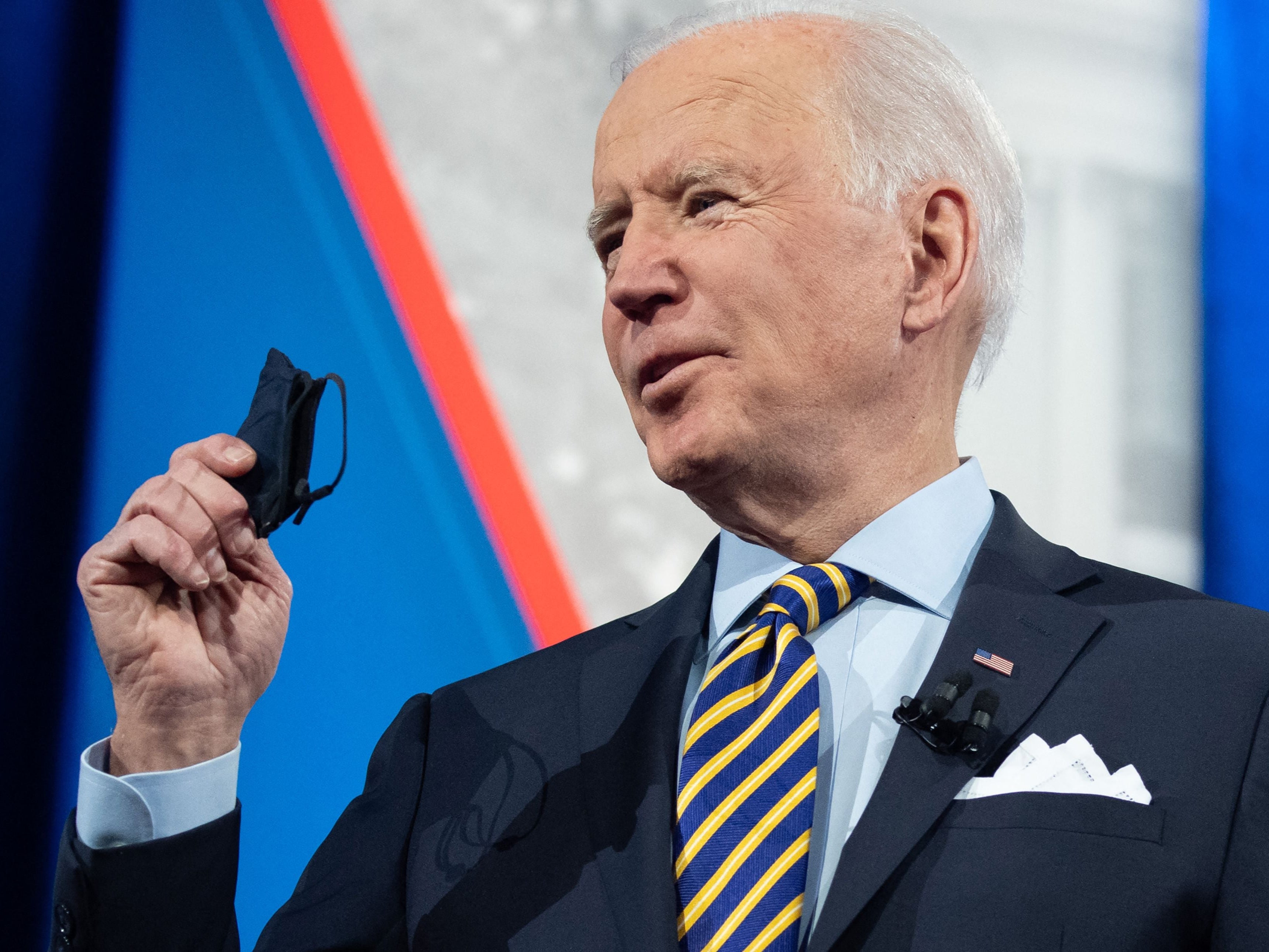 Biden hace enojar a AOC, Warren y Schumer por negarse a cancelar la deuda estudiantil