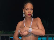 Rihanna, acusada de apropiación cultural por una foto donde aparece en topless y con un colgante religioso