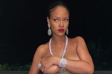 Rihanna, acusada de apropiación cultural por una foto donde aparece en topless y con un colgante religioso