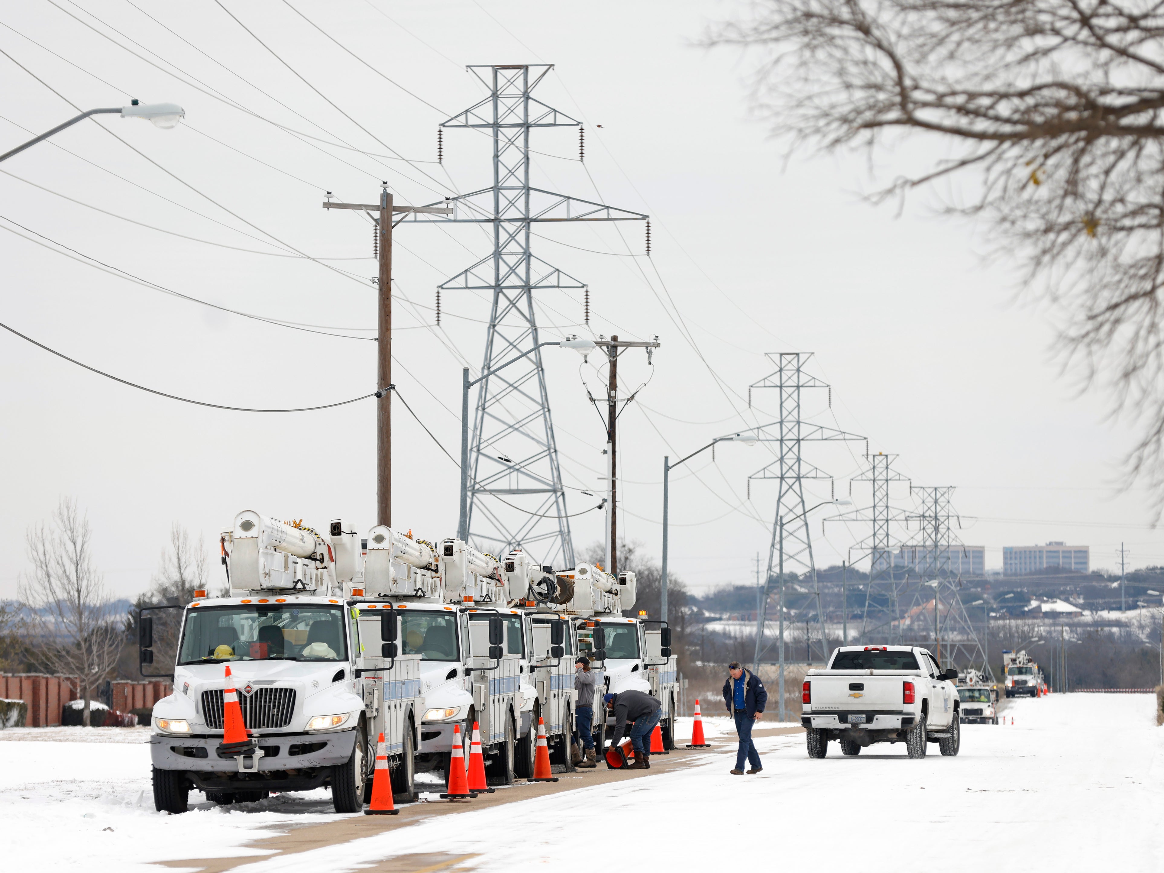 Los camiones de servicio de Pike Electric se alinean después de una tormenta de nieve el 16 de febrero de 2021 en Fort Worth, Texas