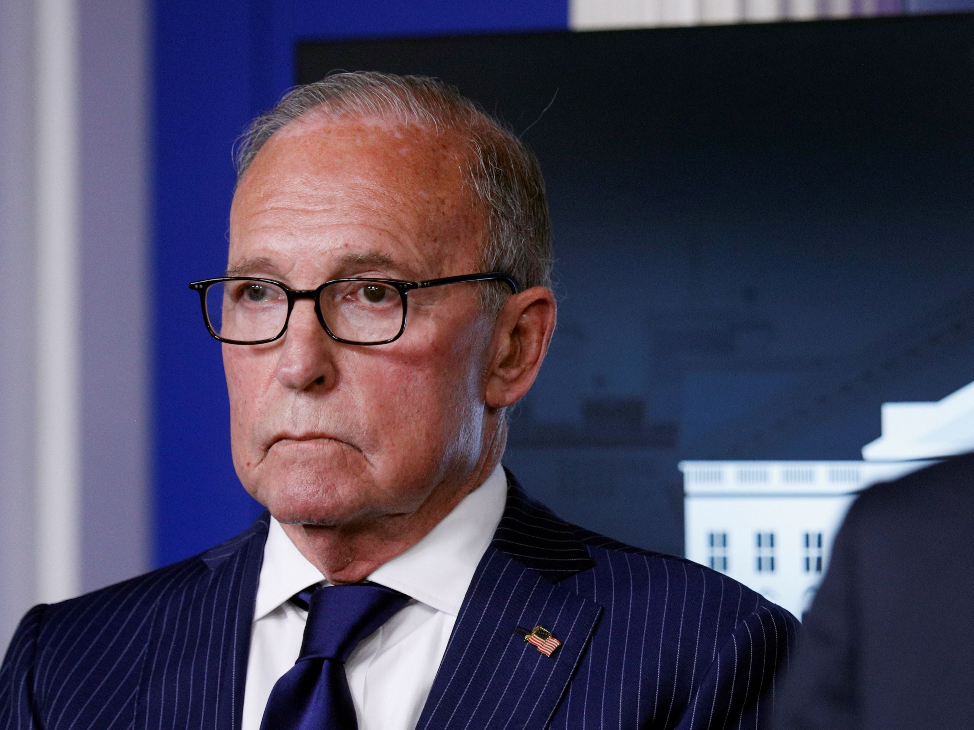 Asesor económico de Trump es captado maldiciendo en el micrófono al ver video de Kamala Harris