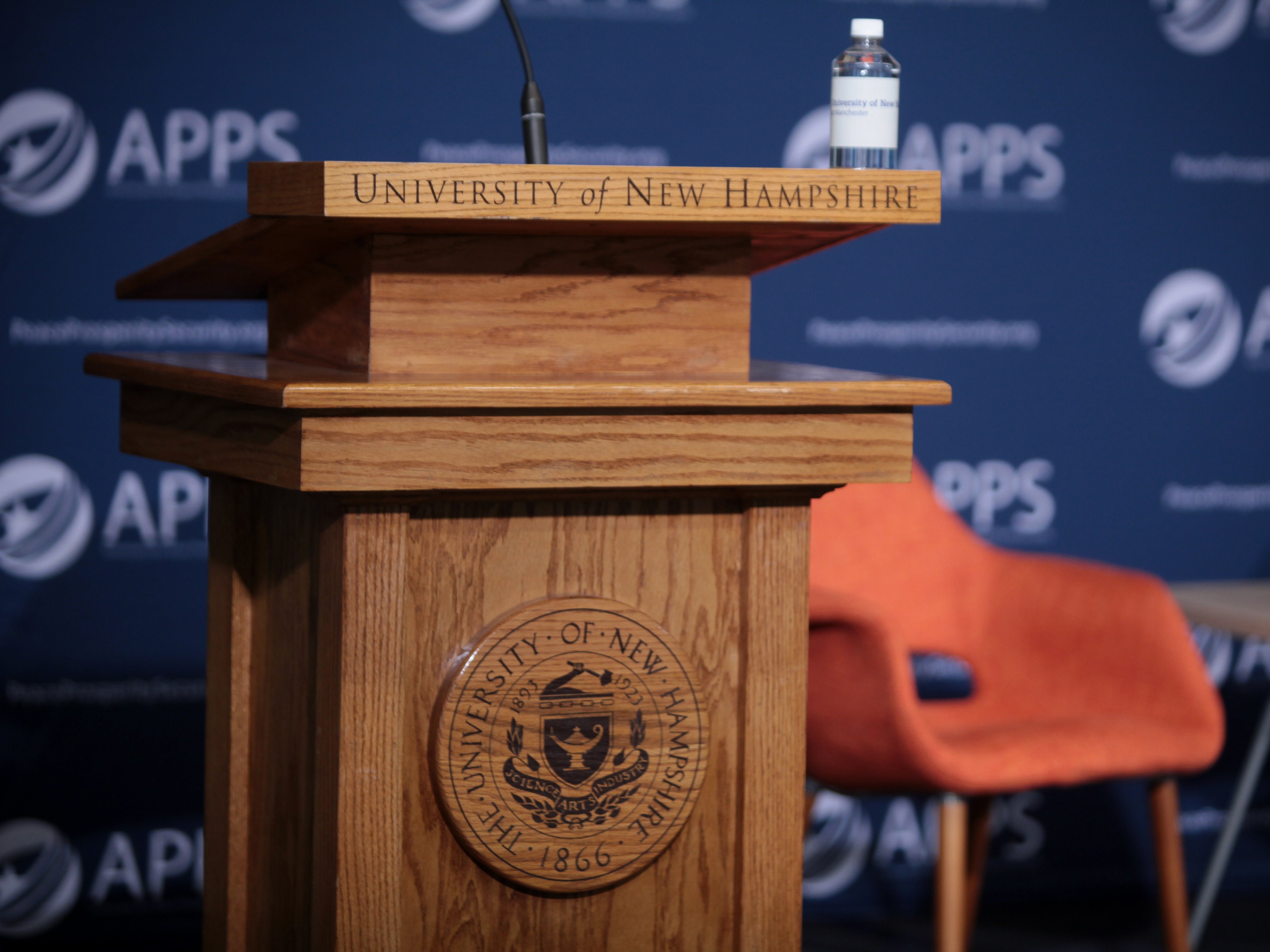 Profesor renuncia después de hacerse pasar por una inmigrante para publicar tuits racistas y sexistas