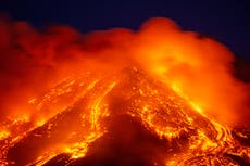 Pueblo siciliano limpia cenizas y piedras de la erupción del volcán Etna tras fuerte erupción