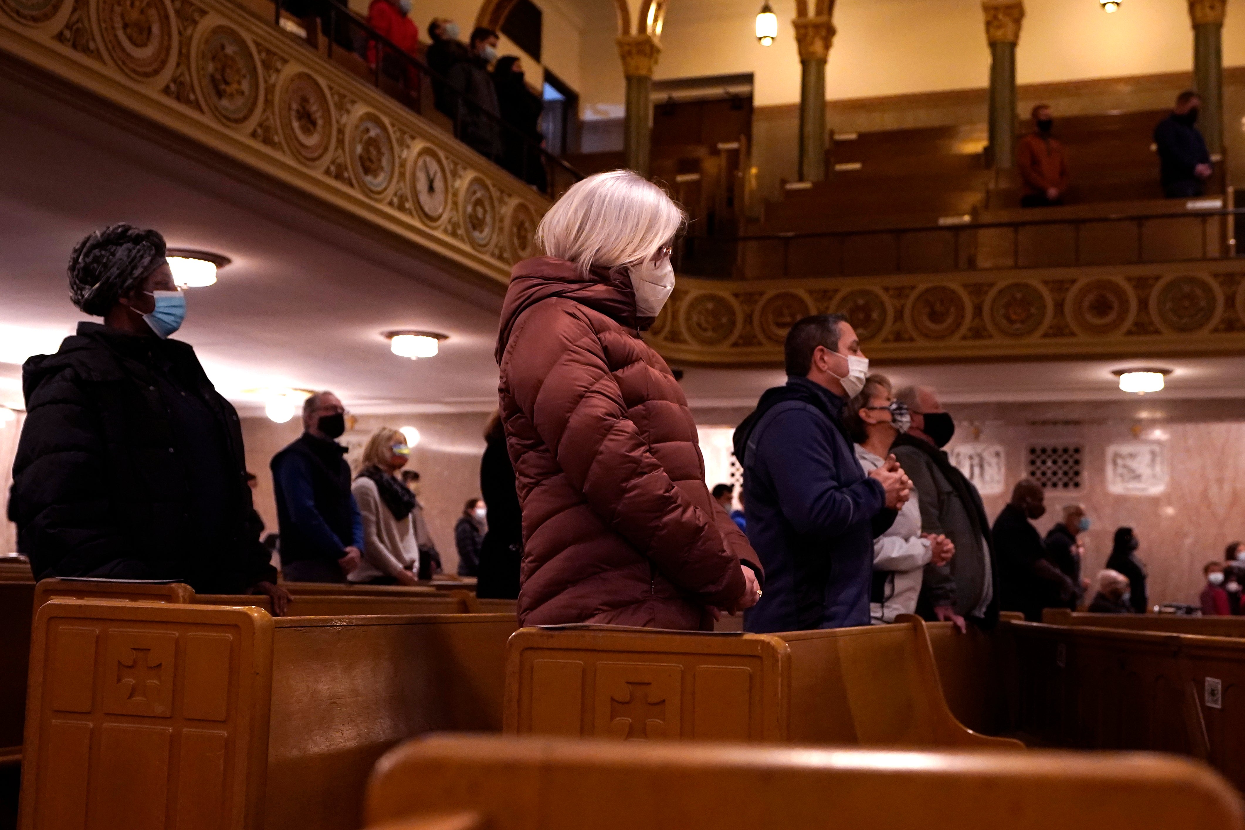 Arzobispo de Detroit rocía cenizas debido a preocupaciones de COVID-19