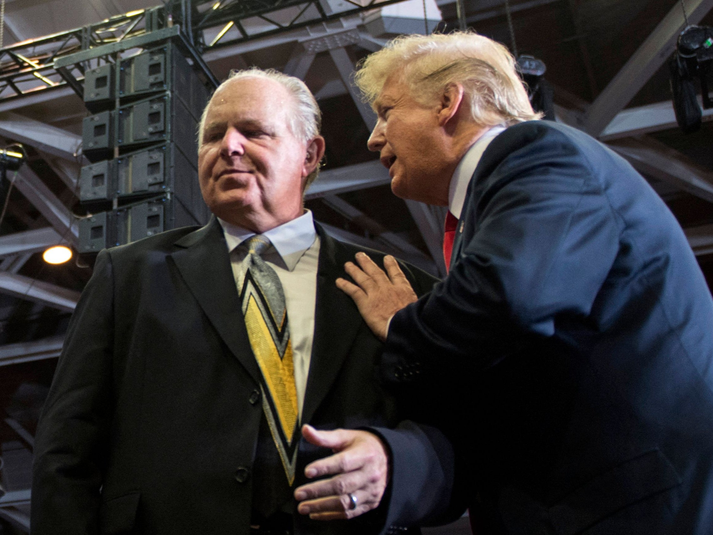 Rush Limbaugh: Cómo un locutor de la radio conservadora se convirtió en el confidente más cercano de Trump