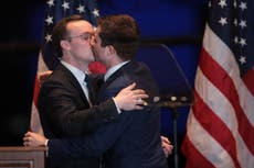 Chasten Buttigieg publica una foto besando a su esposo Pete en tuit sobre el legado homofóbico de Rush Limbaugh