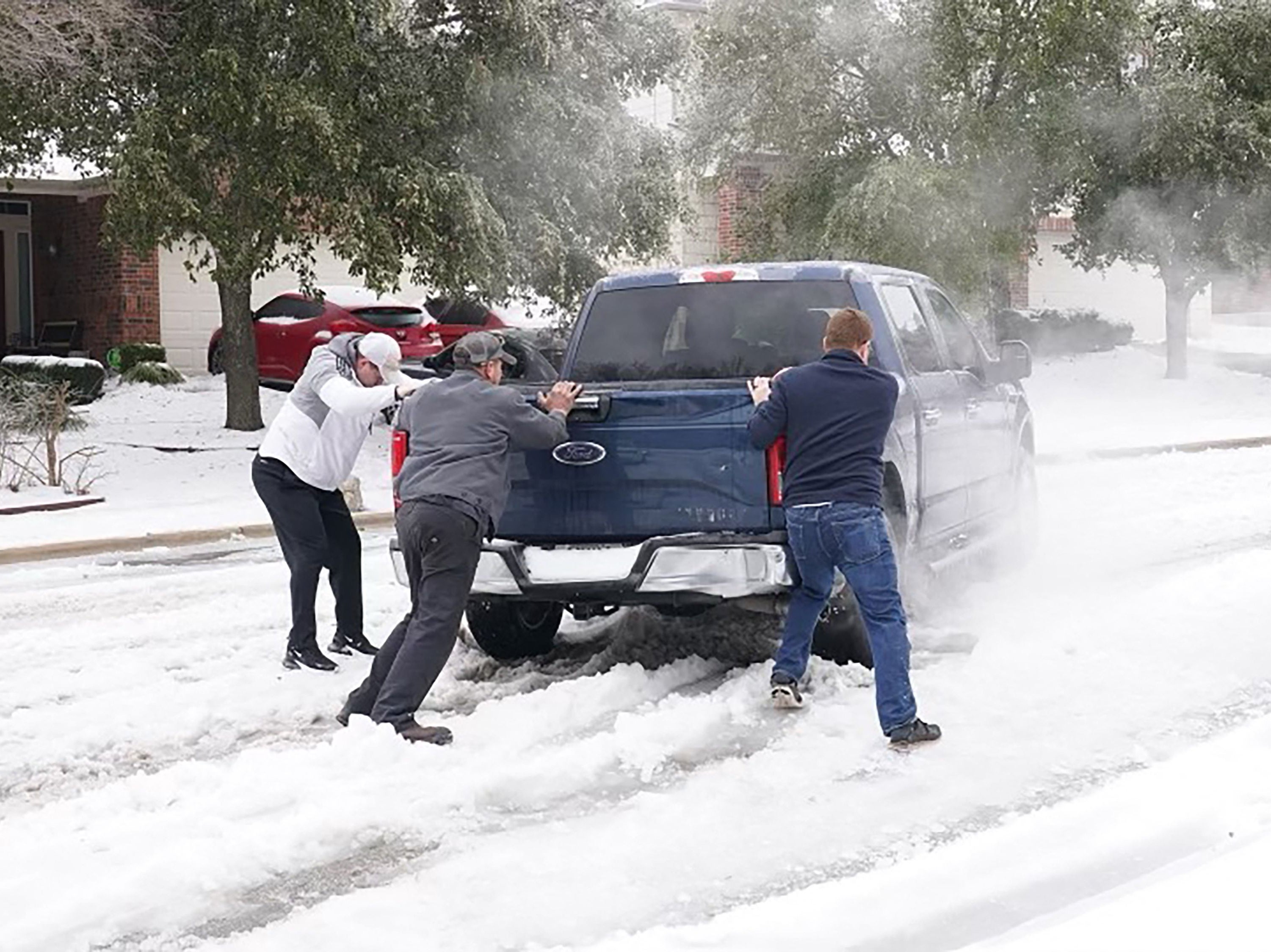 Alcalde de Texas que renunció por comentarios de apagón dice que su esposa también fue despedida
