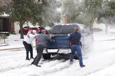 Alcalde de Texas que renunció por comentarios de apagón dice que su esposa también fue despedida
