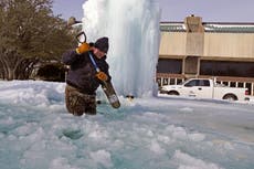 Texano pide ayuda en redes sociales mientras su familia se queda con un trozo de leña para mantenerse abrigada