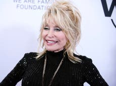 Dolly Parton “humildemente” se niega a tener una estatua de sí misma afuera del capitolio de Tennessee