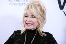 Dolly Parton “humildemente” se niega a tener una estatua de sí misma afuera del capitolio de Tennessee