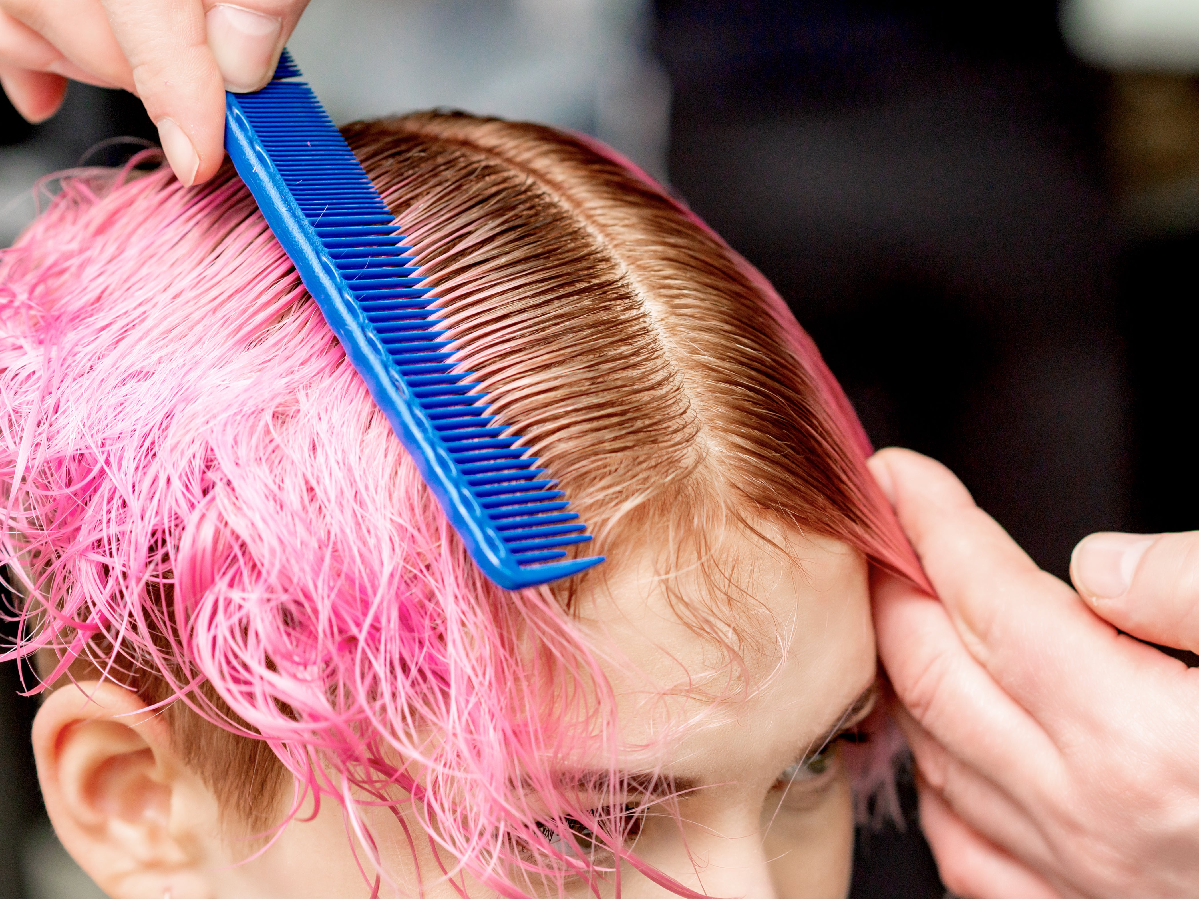 Millennials y Generación Z se pelean en TikTok sobre estilos de peinado y pantalones ajustados