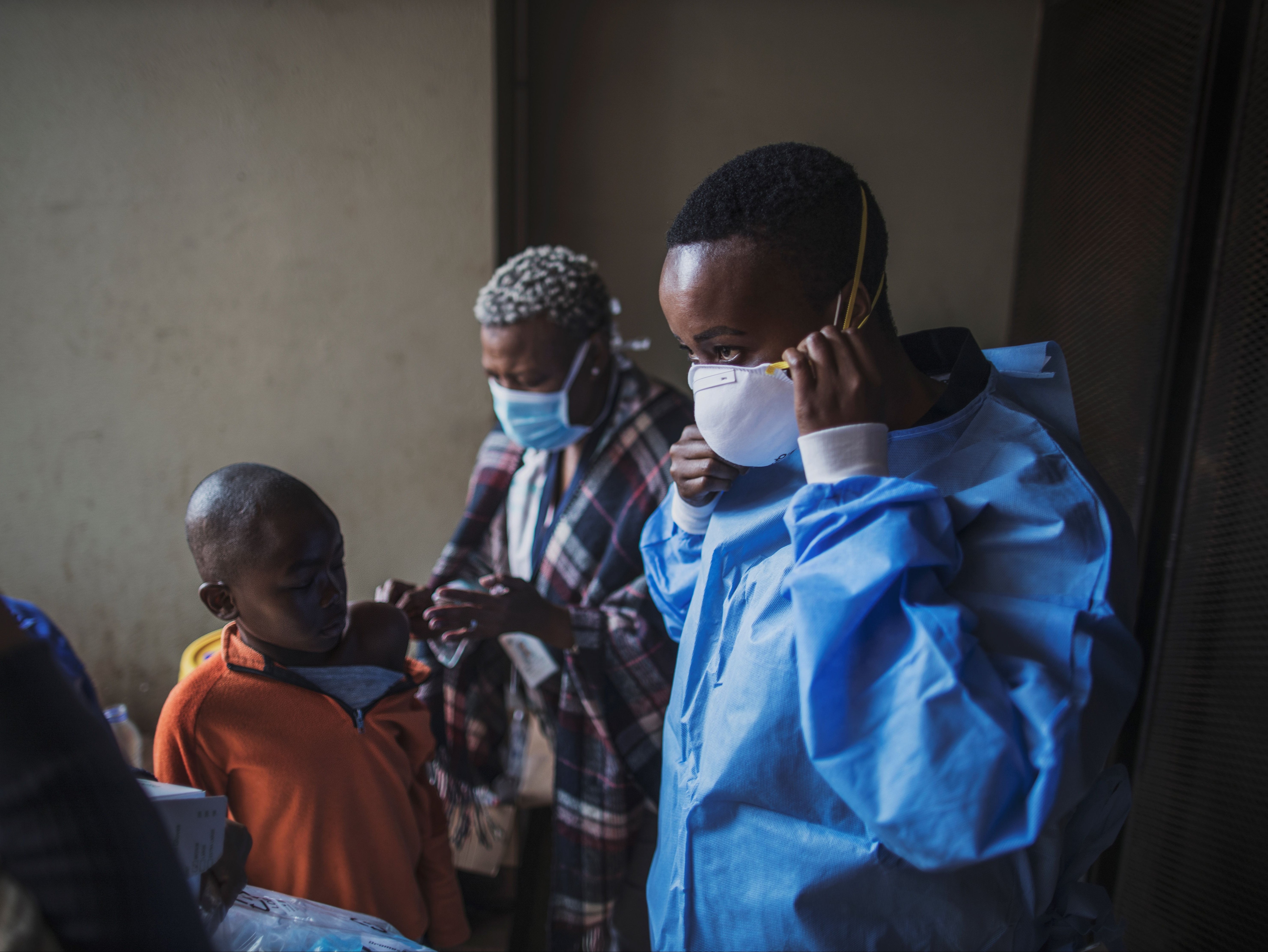 Reino Unido compartirá vacunas con países en desarrollo, anuncia Boris Johnson a líderes del G7