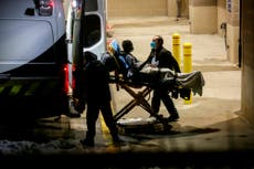 Hospitales de Texas evacuan a pacientes mientras un funcionario busca un camión refrigerado para almacenar a los fallecidos