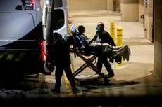Hospitales de Texas evacuan a pacientes mientras un funcionario busca un camión refrigerado para almacenar a los fallecidos