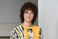 Hijastra de Kamala Harris, Ella Emhoff, debuta como modelo en la Semana de la Moda de Nueva York