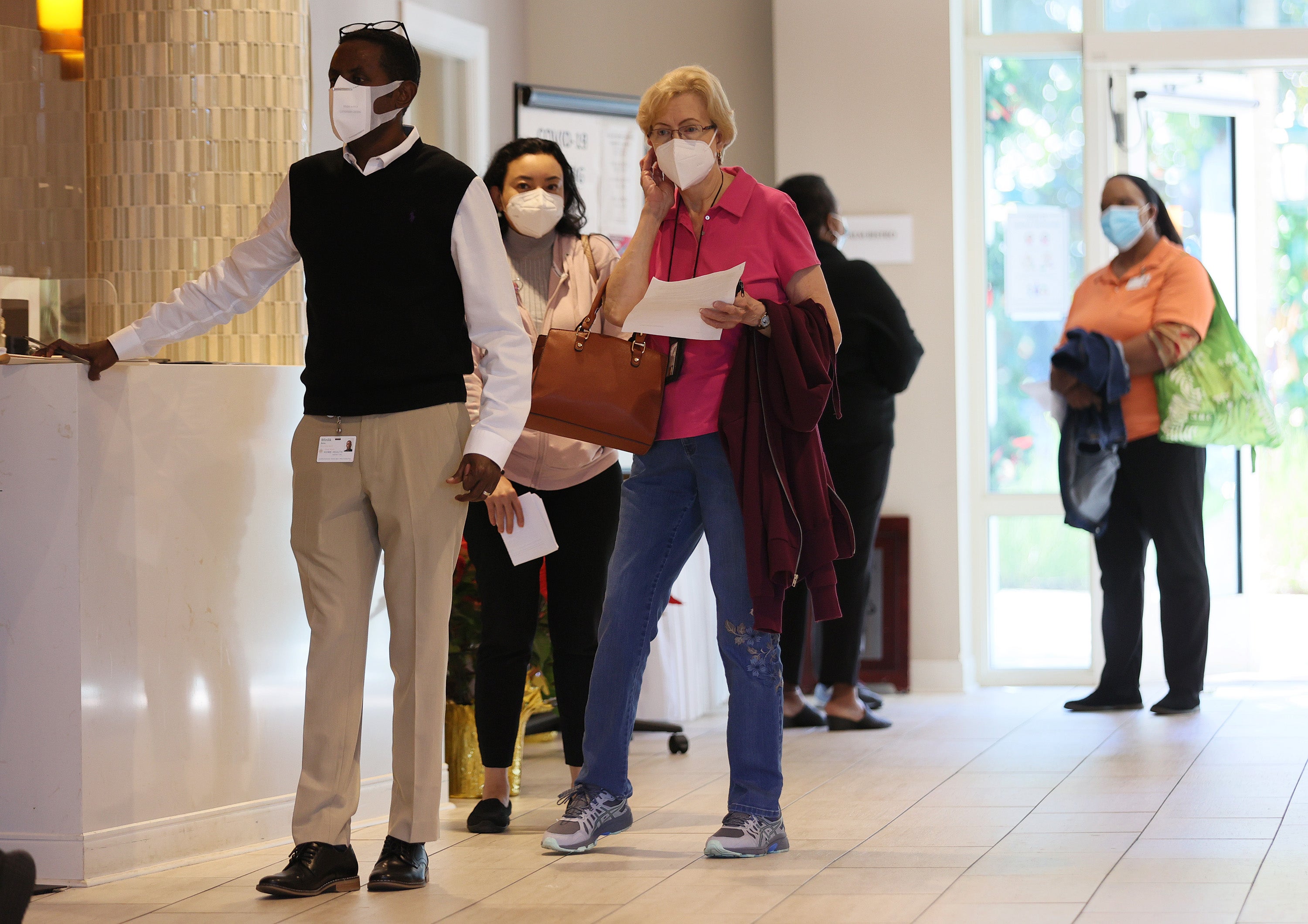 Dos mujeres de Florida son descubiertas vistiéndose como personas mayores para recibir la vacuna COVID 