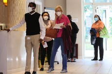 Dos mujeres de Florida son descubiertas vistiéndose como personas mayores para recibir la vacuna COVID