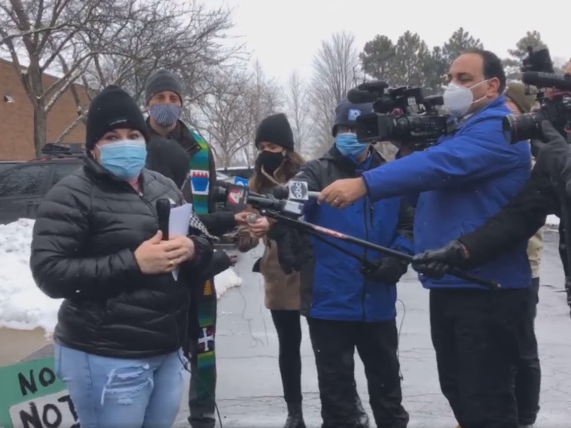 Madre obligada a esconderse de ICE en santuario de una iglesia durante tres años finalmente regresó a casa