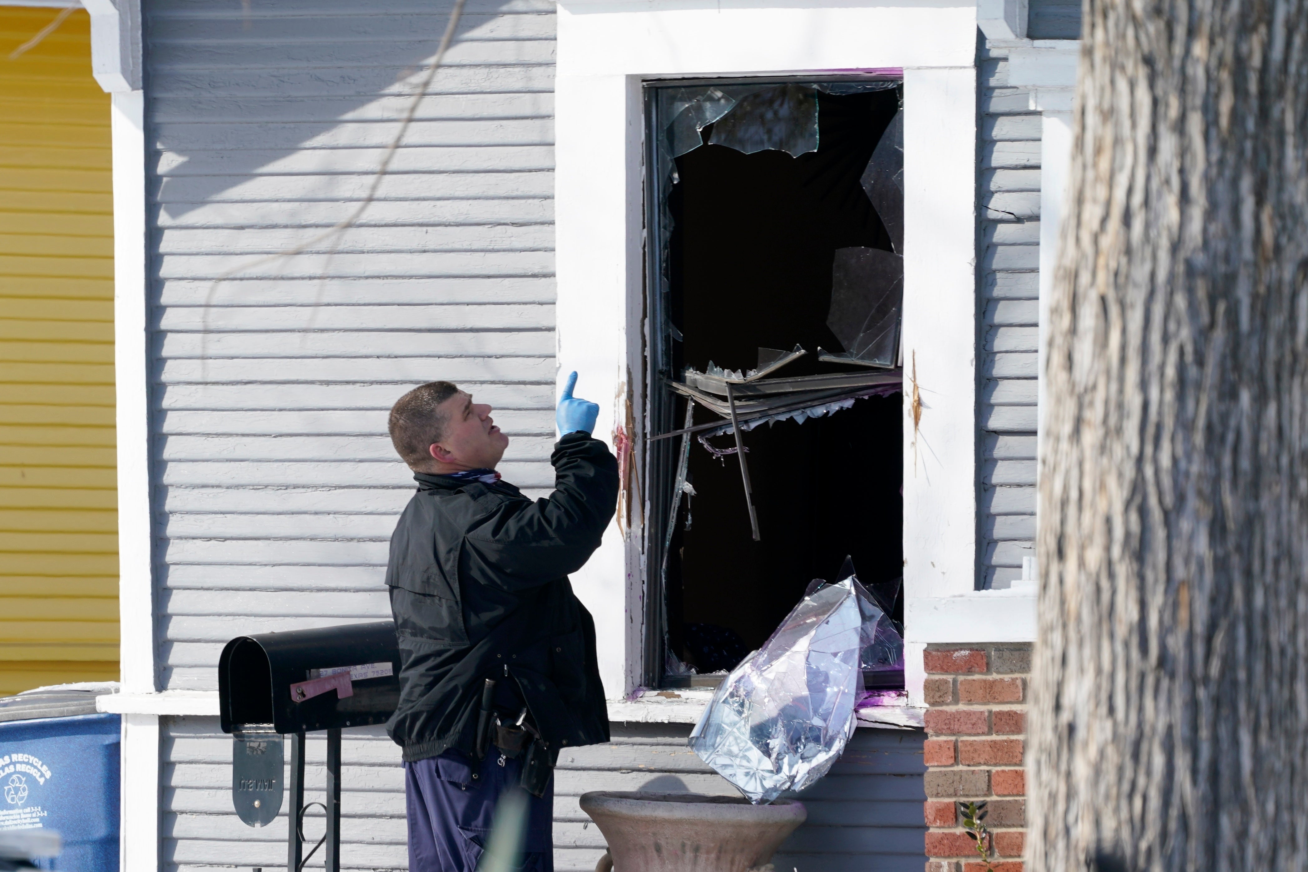 Hombre que mató a su esposa e hirió a policías de Dallas era un delincuente sexual