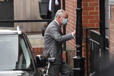 El príncipe Carlos visita a su padre, el príncipe Felipe en el hospital