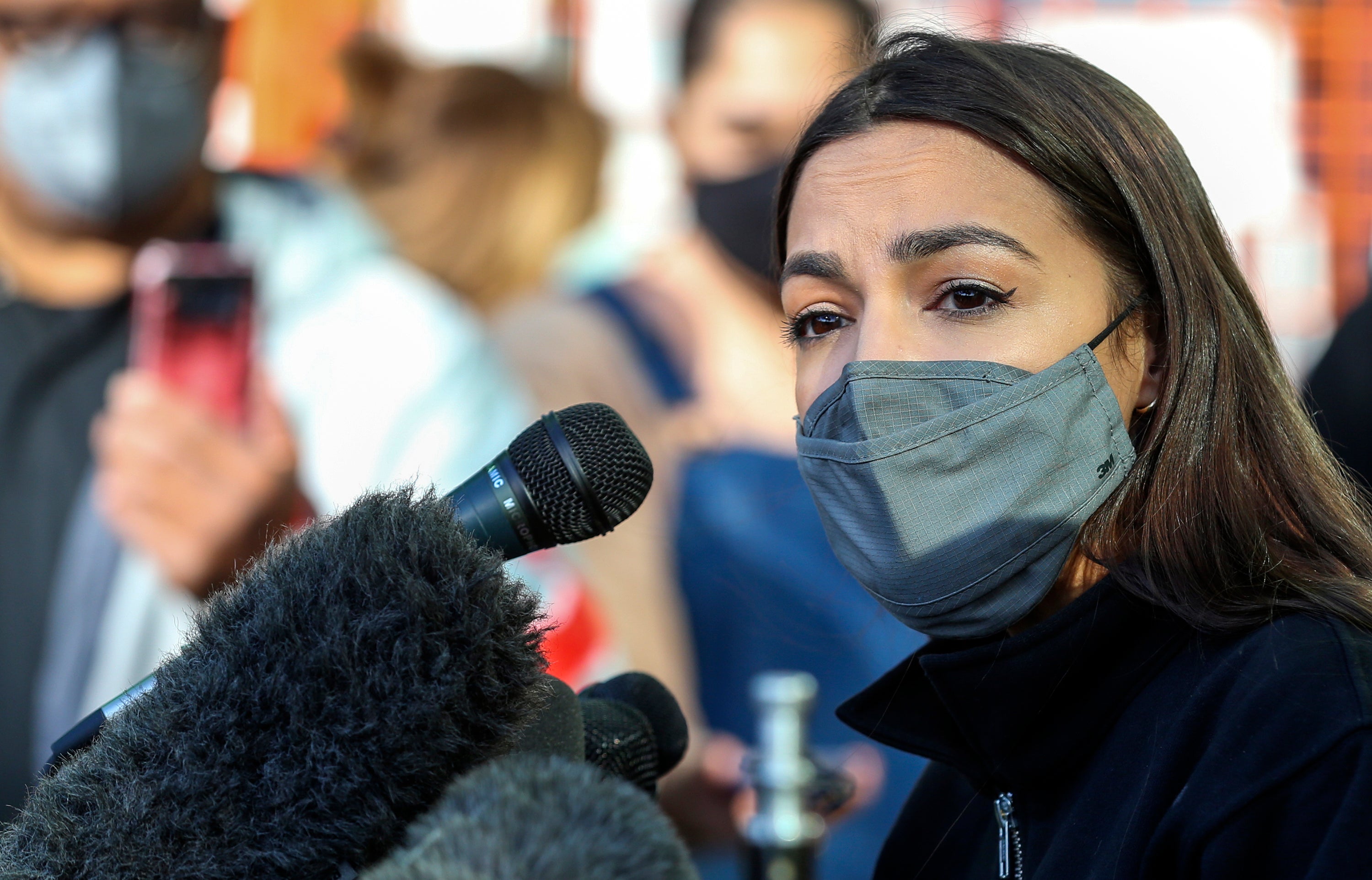 Texas: AOC se anota como voluntaria en un banco de comida en Houston tras recaudar millones de dólares