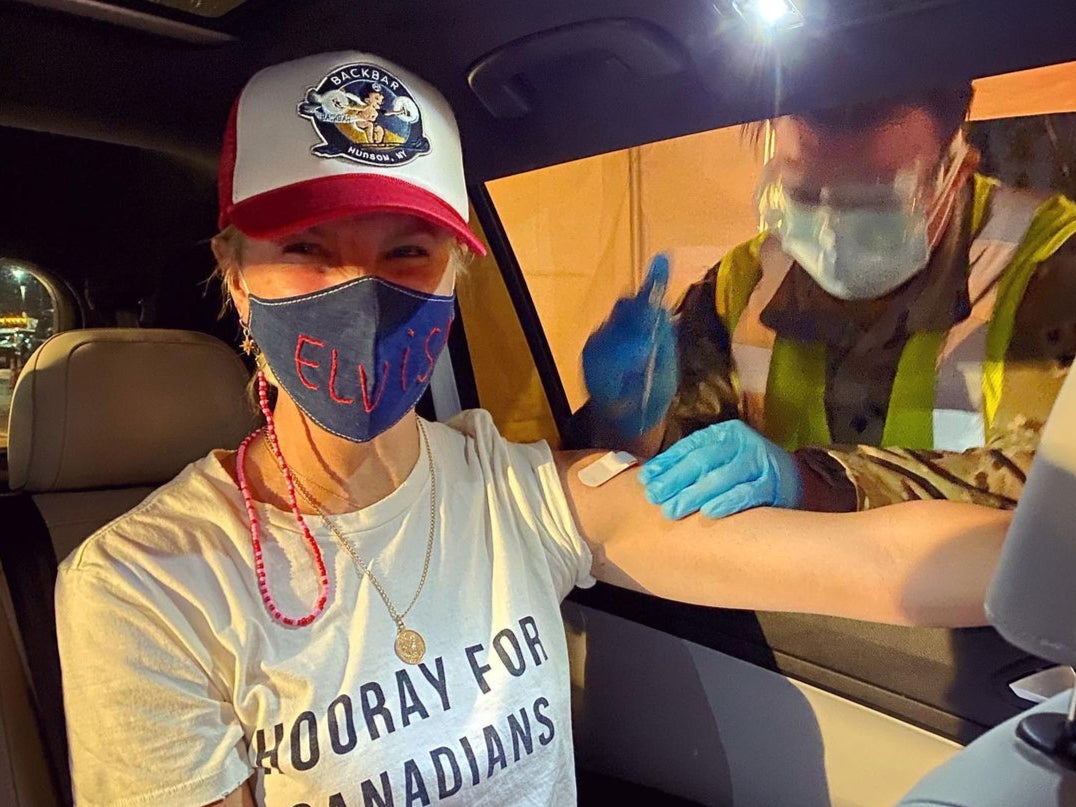 Amanda Kloots se defiende de críticas en su contra tras recibir la vacuna contra el COVID-19