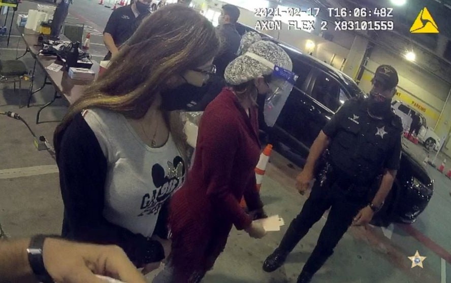 Florida: Mujeres son atrapadas en su búsqueda de recibir la vacuna del COVID-19 disfrazadas como ancianas