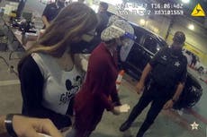 Florida: Mujeres son atrapadas en su búsqueda de recibir la vacuna del COVID-19 disfrazadas como ancianas