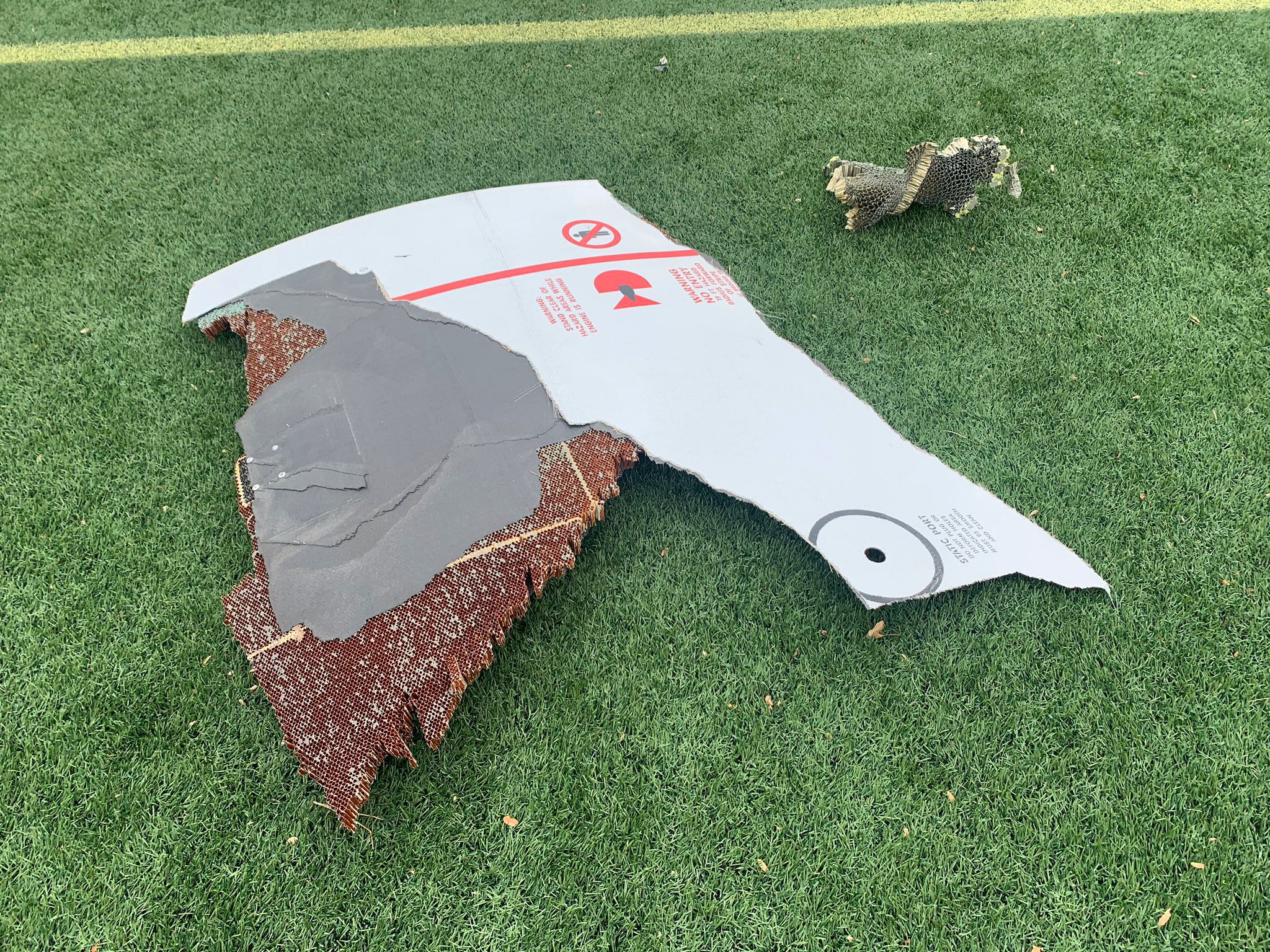 Restos de avión cayeron en suburbios de Denver durante un aterrizaje de emergencia